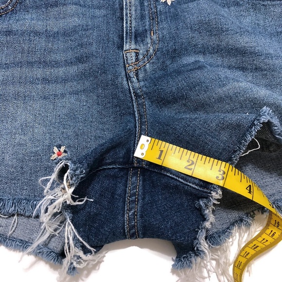 GAP | Floral Embroidered Cut-off Jean Shorts Sz 30 - Picture 14 of 14